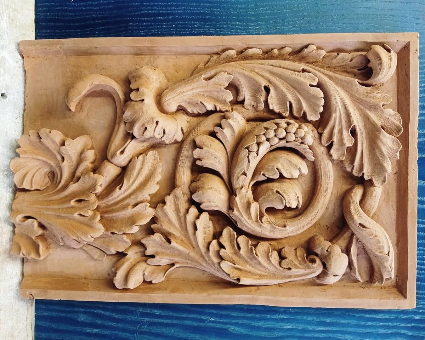 Bas-relief en argile d’après dessin d’un rinceau d’acanthes Antique Bas-relief en argile d'après dessin d'un rinceau d'acanthes Antique