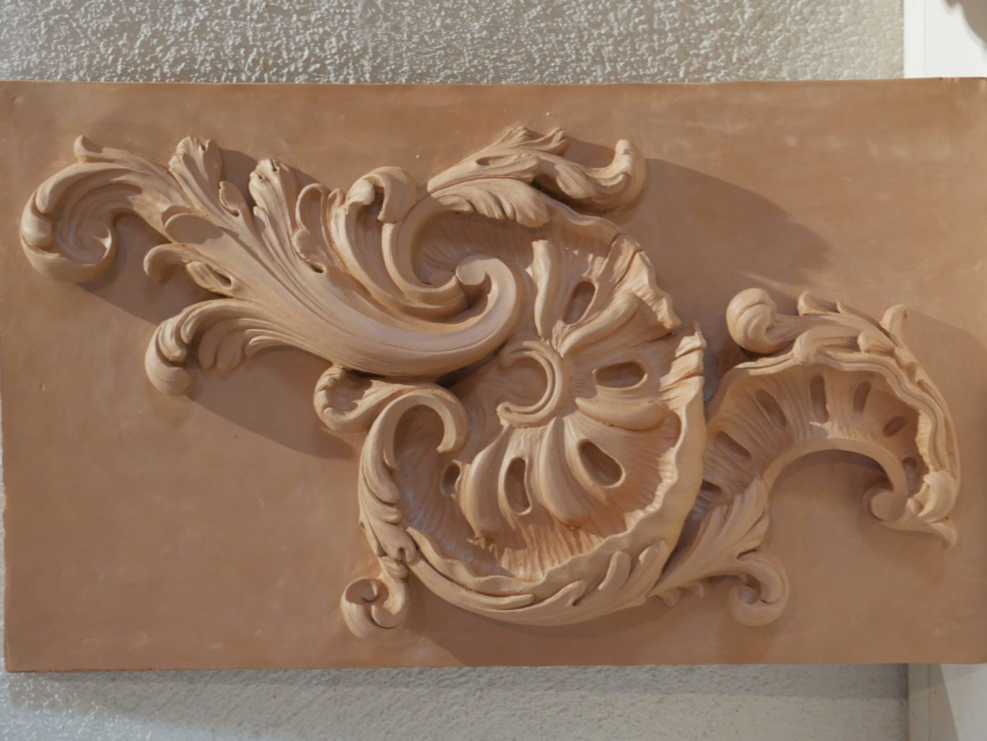 Bas-relief en argile d’un ornement Rocaille 18ème siècle Bas-relief en argile d'un ornement Rocaille 18ème siècle